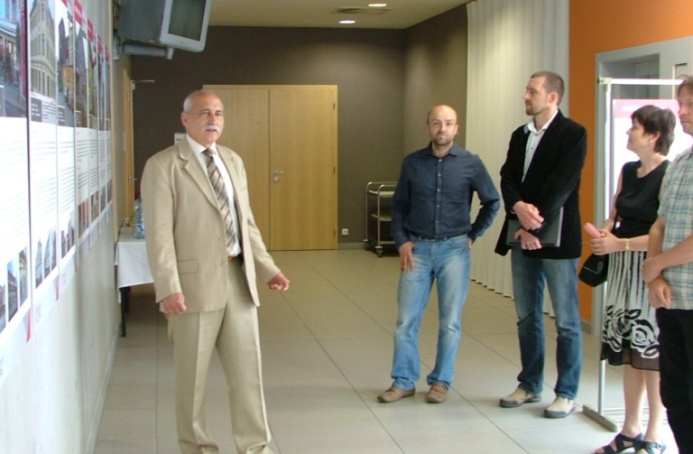 Vít Příkaský zahajuje výstavu v jabloneckém Eurocentru.